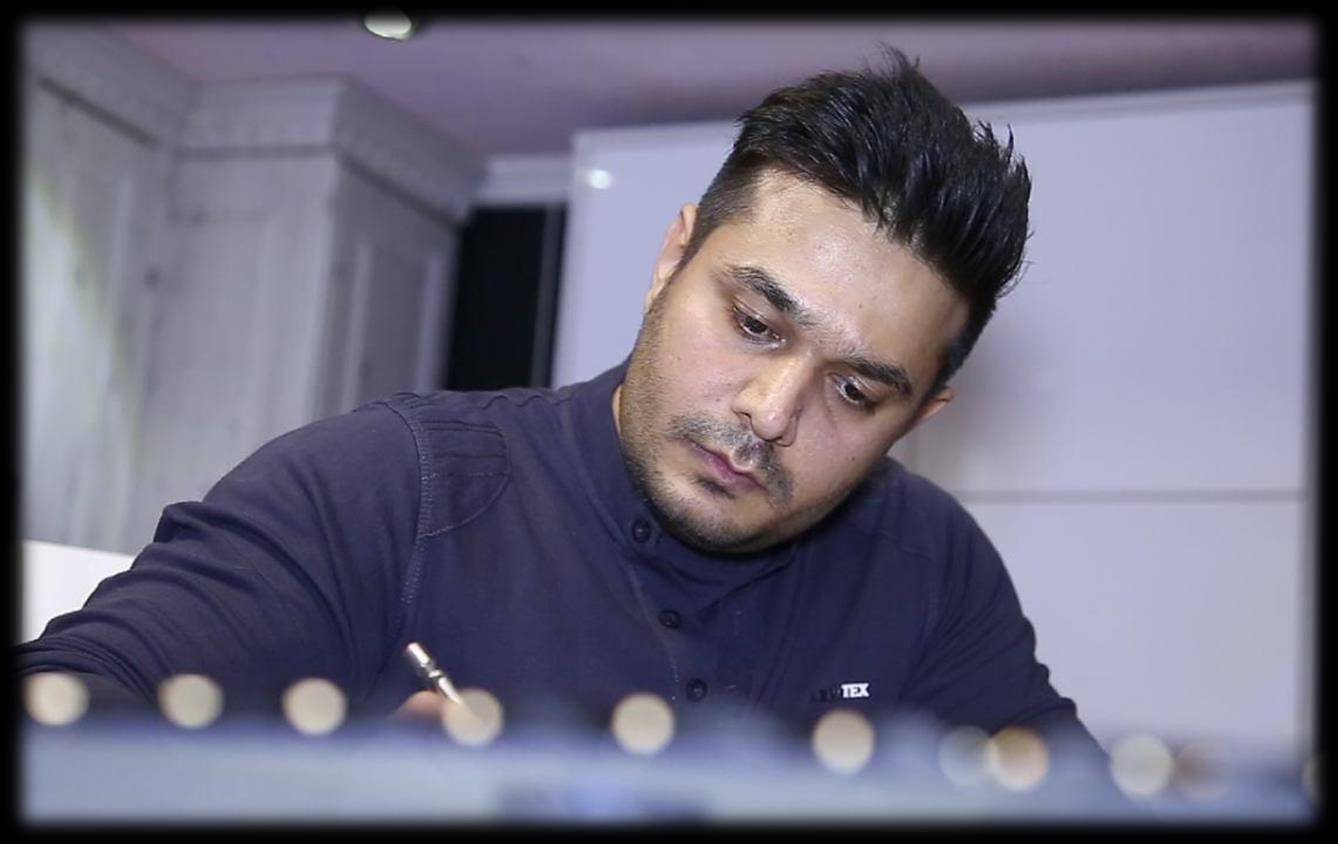 سعید فرگاه در حال طراحی پروژه گلدن فالکن